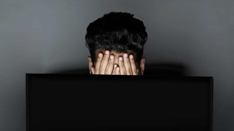 A player tilting in front of his computer after a bad beat.